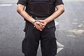 Policia d'esquenes.